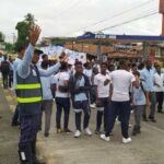 Jóvenes protestan en Buenaventura por situación de los colegios