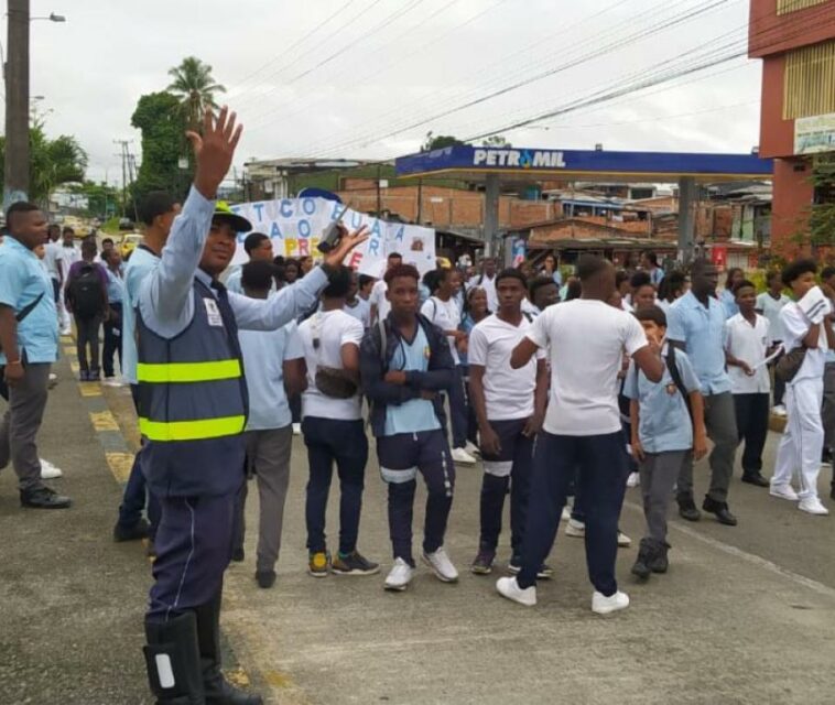 Jóvenes protestan en Buenaventura por situación de los colegios