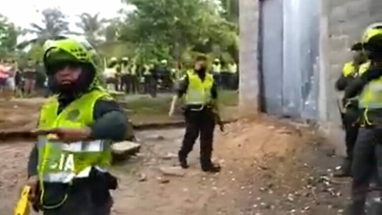 La Policía desaloja invasores en Los Garzones