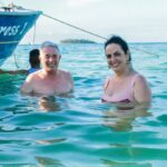 La foto de Álvaro Uribe y María Fernanda Cabal nadando en San Andrés