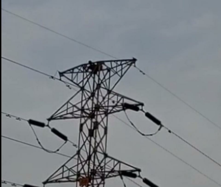 La historia de rescate en lo alto de una torre de energía, entre aplausos por la vida