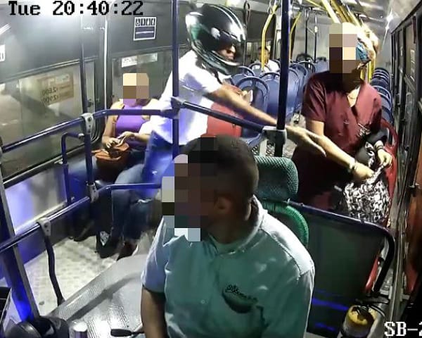 Ladrón sin quitarse el casco y ‘desarmado’, asaltó a pasajeros en Soledad, Atlántico
