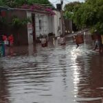 Lluvias provocaron desbordamiento de los manjoles en el barrio Jorge Pérez de Riohacha y la inundación de varias calles