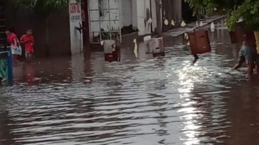 Lluvias provocaron desbordamiento de los manjoles en el barrio Jorge Pérez de Riohacha y la inundación de varias calles