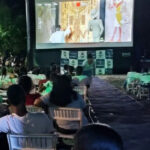 Niños y niñas de Moñitos disfrutan del ‘Cine a la Playa’