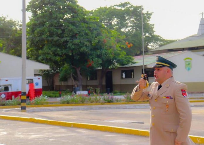 El teniente coronel Luis Felipe Acosta Valencia cuando le rendía honores al coronel Néstor Augusto Corzo Cruz ante quien se posesionó en el cargo.