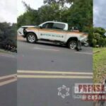 Patrulla de la Policía y automóvil involucrados en accidente en la Marginal del Llano