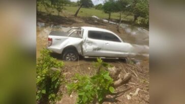 Por esquivar a una mujer se salió de la vía y sufrió un fuerte impacto