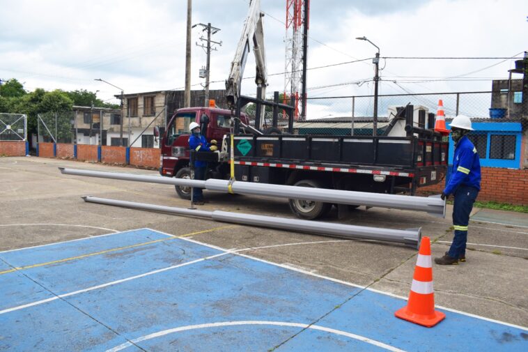 SAYOP trabaja en el alumbrado de la cancha del barrio San Mateo