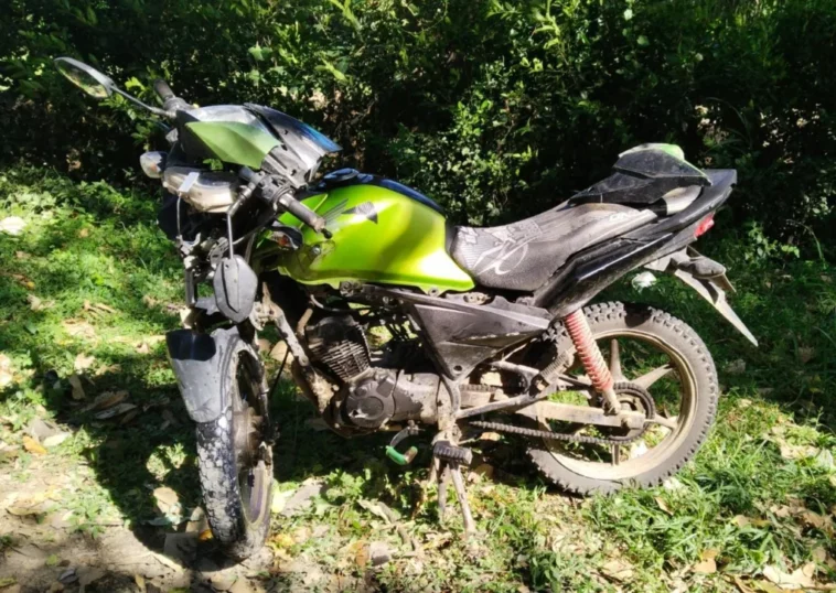 Se estrelló con un camión cuando huía con una moto hurtada