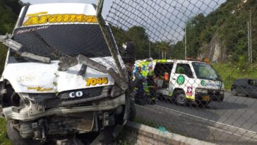 Un lesionado dejó choque de colectivo contra un objeto fijo en Lusitania