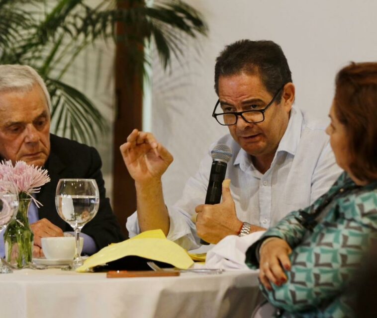 Vargas Lleras apoyará candidato que esté contra Petro y que vaya a 'recuperar Medellín'