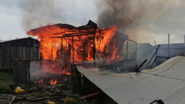 Voraz incendio destruyó dos humildes viviendas en Tumaco y dos familias lo perdieron todo