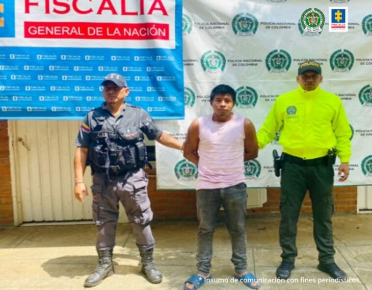 En la fotografía aparece el capturado junto a un servidor del CTI y un agente de la Policía Nacional. En la parte superior se observa un banner de la Policía Nacional y un banner de la Fiscalía General de la Nación