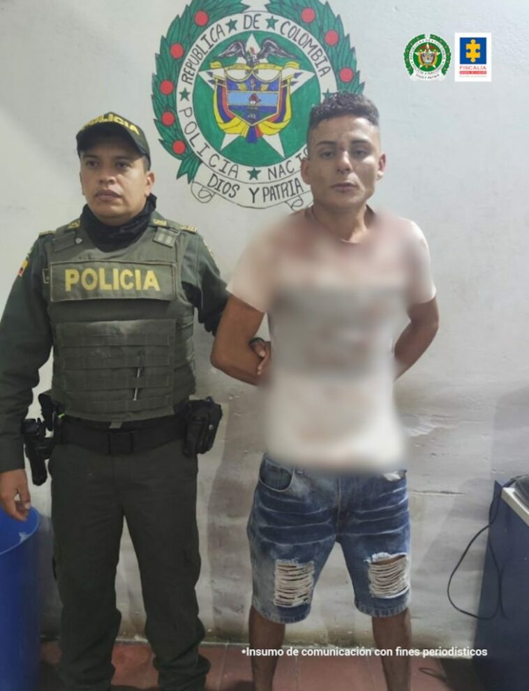 En la fotografía aparece el capturado junto a dos agentes de la Policía Nacional. En la parte superior se observa un banner de la Policía Nacional