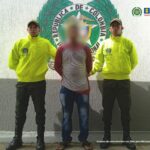 En la imagen se ve a una persona detenida entre dos funcionarios de la Policía Nacional.