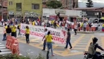 ATENCIÓN. Por manifestación, se presenta cierre del cruce en la Av. 80 con Cl. 65