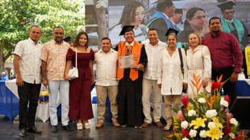 Alcaldes de Santa Ana, San Ángel, Algarrobo y Fundación en la entrega del decreto y placa al rector Pablo Vera por crear Talento Magdalena.