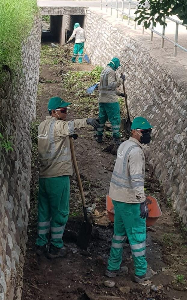 Alcaldía de San Juan del Cesar intensifica campaña contra el dengue mediante limpieza del canal San Francisco