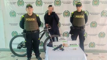 Asalto a mano armada en supermercado de Kennedy Dos delincuentes llegaron en bicicleta a un supermercado en Kennedy y, bajo intimidaciones con armas de fuego, se robaron el dinero de dos de las cajas registradoras del lugar.