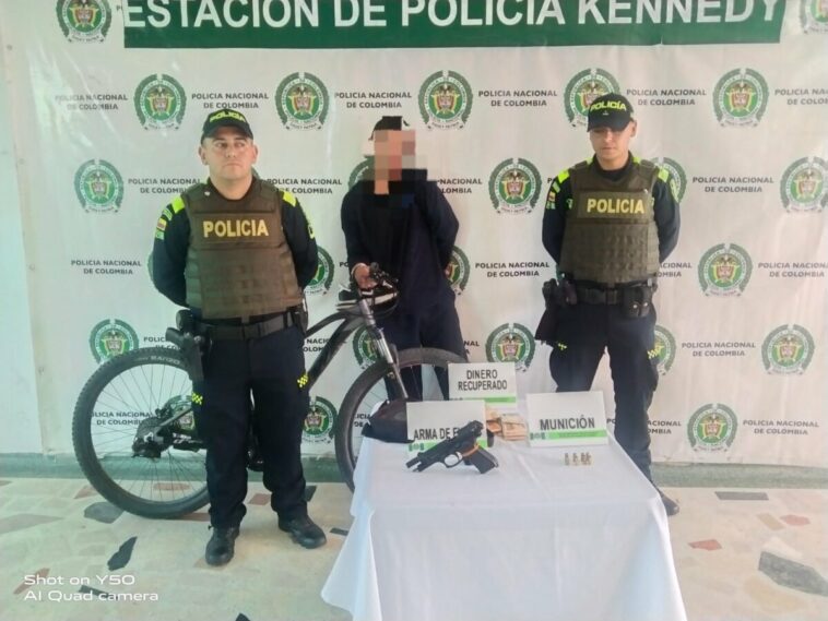 Asalto a mano armada en supermercado de Kennedy Dos delincuentes llegaron en bicicleta a un supermercado en Kennedy y, bajo intimidaciones con armas de fuego, se robaron el dinero de dos de las cajas registradoras del lugar.