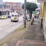 Asesinato a bala en San Cristobal Nadie quiere hablar en el barrio Santa Rosa, de la localidad de San Cristóbal, por cuenta del temor que ronda las calles del sector tras los disparos que se escucharon en horas de la tarde este domingo, los cuales cobraron la vida de un hombre a pocos metros de los establecimientos comerciales que aún se encontraban en servicio.