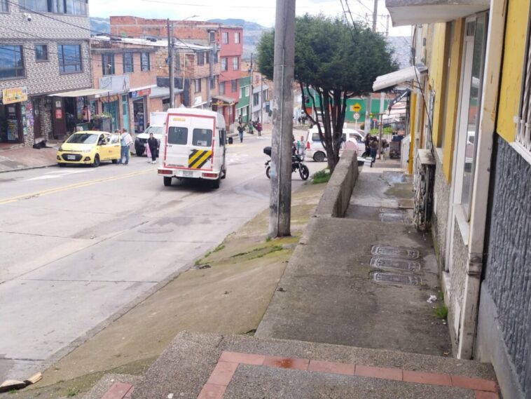 Asesinato a bala en San Cristobal Nadie quiere hablar en el barrio Santa Rosa, de la localidad de San Cristóbal, por cuenta del temor que ronda las calles del sector tras los disparos que se escucharon en horas de la tarde este domingo, los cuales cobraron la vida de un hombre a pocos metros de los establecimientos comerciales que aún se encontraban en servicio.