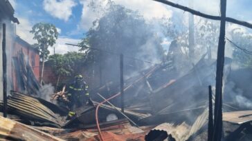 Bomberos atendió incendio en una fábrica de colchones en Villanueva