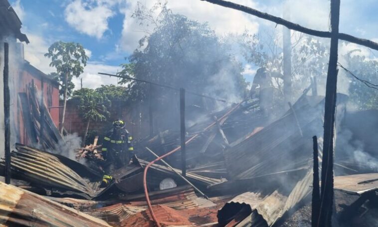 Bomberos atendió incendio en una fábrica de colchones en Villanueva