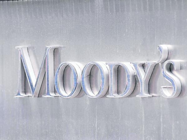 Moody's prevé que el peso argentino se devalúe un 50 % más