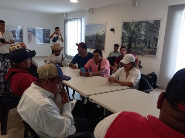 Mesa de diálogo en la que las familias campesinas expusieron la problemática que los aqueja.