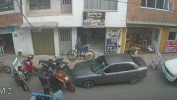 Cayó el terror de los moteros en Cundinamarca En las últimas horas, en medio de un operativo adelantado por unidades de la Sijín y el Gaula del Departamento de Policía de Cundinamarca en Fusagasugá se logró la captura de alias ‘El Paisa’, un hombre que venía siendo el terror de los motociclistas en los municipios de Soacha y Sibaté.