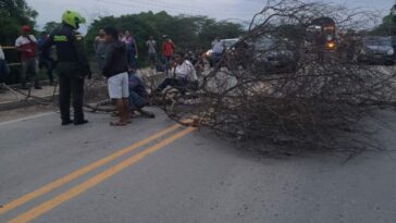Comunidades wayuú bloquean varias vías en el norte y sur de La Guajira