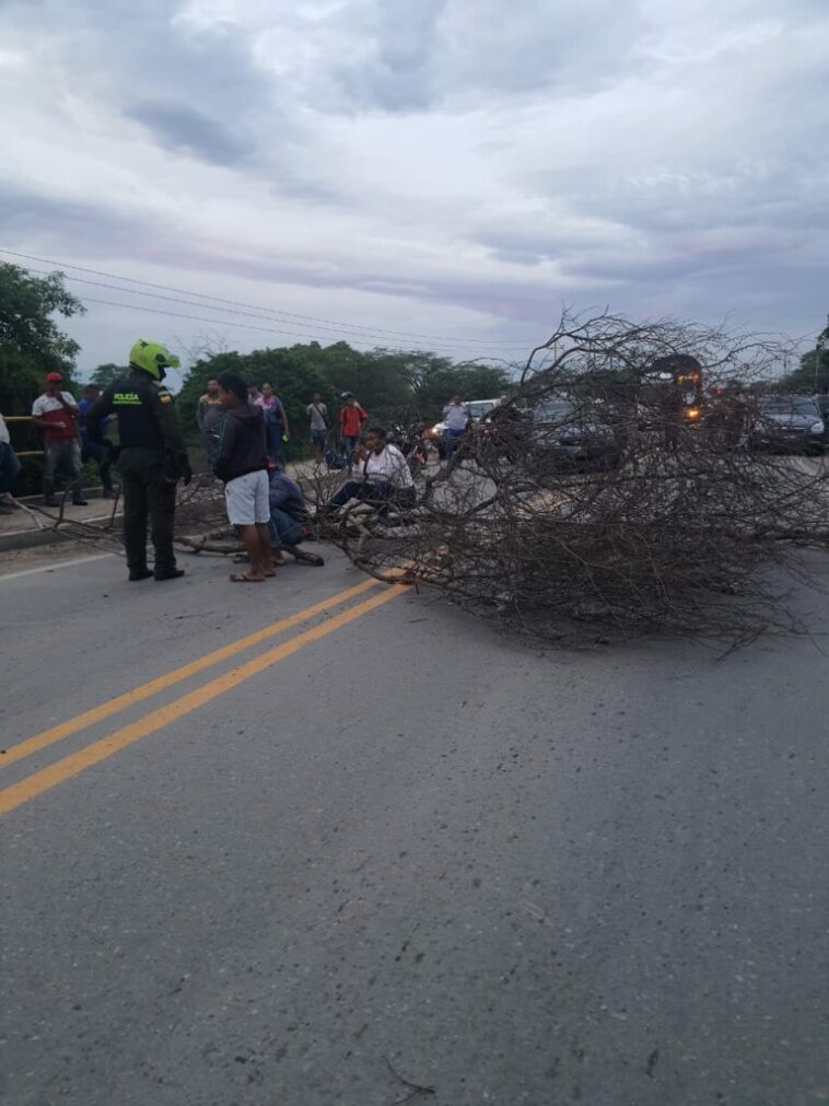 Comunidades wayuú bloquean varias vías en el norte y sur de La Guajira