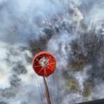 Con sistema Bambi Bucket, Fuerza Aérea apoya labores de extinción de incendio en Mosquera, Cundinamarca