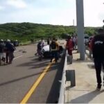El violento accidente que dejó un carro partido en dos y un sector de Puerto sin luz