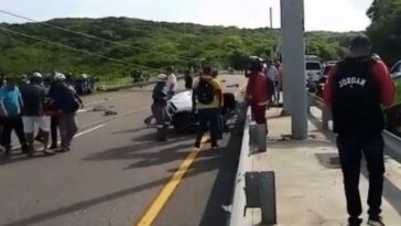 El violento accidente que dejó un carro partido en dos y un sector de Puerto sin luz