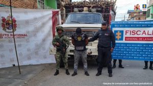 En la fotografía están los tres capturados junto a un servidor del CTI y a un soldado del Ejército Nacional. En la parte superior aparecen los camiones cargados con la caña de azúcar hurtada