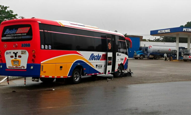 Iba en su moto y murió al ser impactado por un bus en Pueblo Nuevo