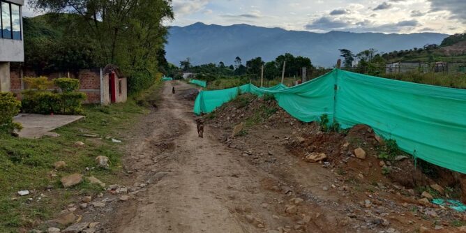 Líder comunitario entrega informe de proyecto de pavimentación de Avenida Centenario, Sandoná