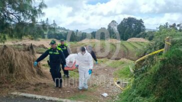 Encontraron un cadáver con impactos de bala envuelto en lonas en potrero de Bogotá