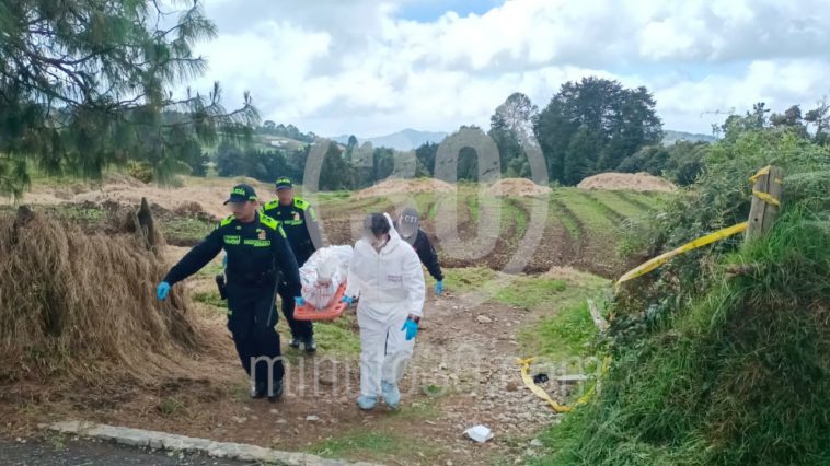 Encontraron un cadáver con impactos de bala envuelto en lonas en potrero de Bogotá