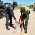 Policía Nacional hizo entrega de 7.000 litros de agua potable en un barrio de Riohacha 