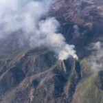 Puede ser una imagen de fuego, niebla y montaña