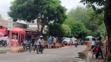 Talan y retiran árbol que obstaculizaba vía en el barrio La Esmeralda en Montería