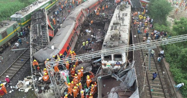 Tragedia en India: más de 280 muertos y casi 900 personas heridas tras choque de tres trenes