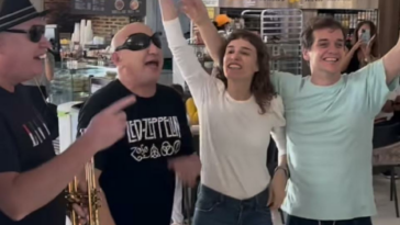 Video: Jero Freixas y La Mosca paralizaron el aeropuerto de Cali; cantaron 'Muchachos'
