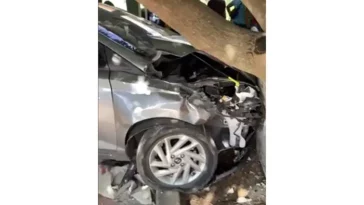 Video: Perdió el control de su vehículo y chocó contra un árbol