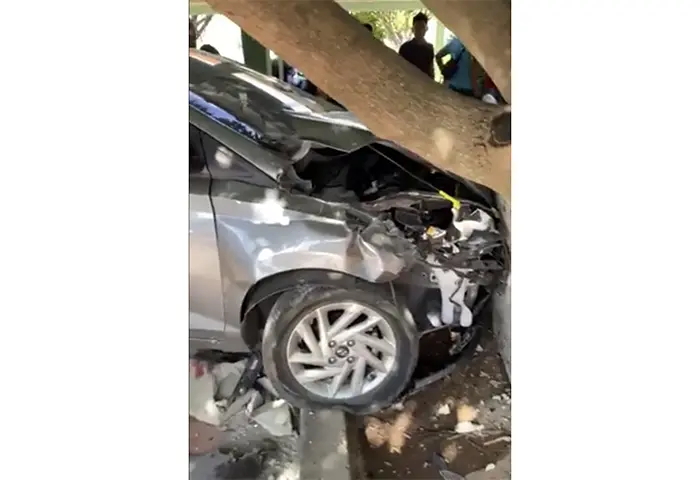 Video: Perdió el control de su vehículo y chocó contra un árbol