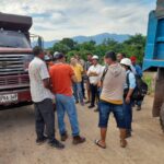 Volqueteros de la ‘Ruta Folclórica’ cierran paso de la obra en Villanueva en protesta por pagos atrasados